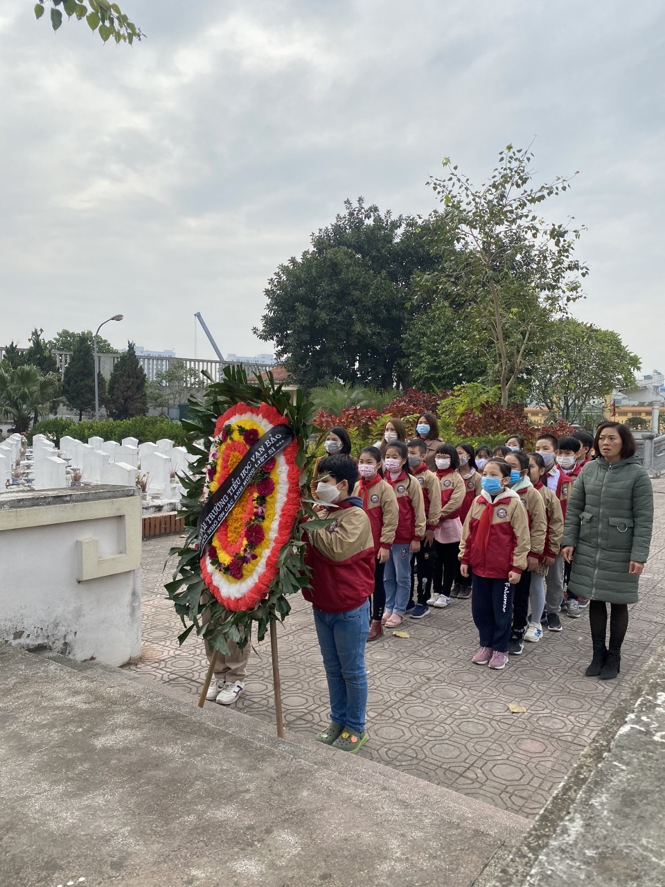 BGH và học sinh dâng hương tại nghĩa trang liệt sỹ